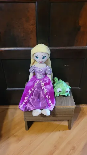 Vendo kit pelúcias Rapunzel +Camaleão Disney 