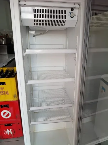 Vende se uma vitrine, refrigerador.