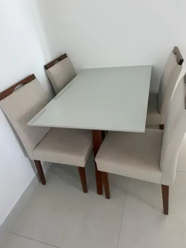 Vende-se Mesa de 4 Lugares