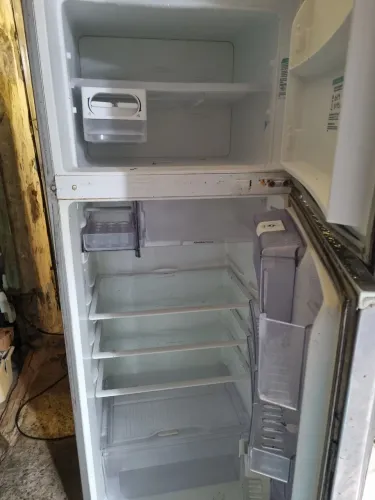 Geladeira eletrolux gelando normal no congelador e pouco em baixo