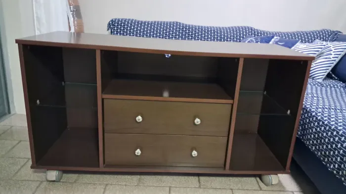 Vende-se móvel estilo rack com gavetas e prateleiras de vidro em ótimo estado!