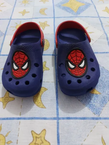 Crocs infantil Homem-Aranha usado