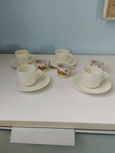 Conjunto 4 xícaras café brancas mais 3 mini xícaras pintadas finas