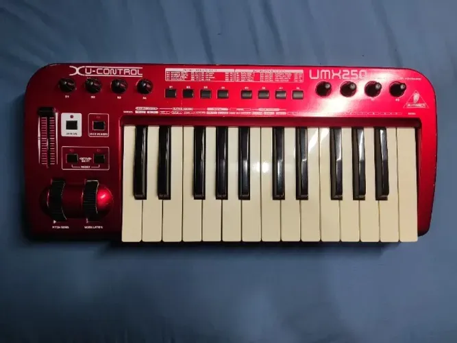 Controladora MIDI Behringer UMX 250