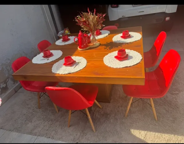 Vendo mesa grande de madeira maciça com 6 cadeiras o pé da mesa é uma adega de vinhos