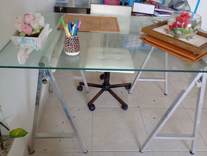 Mesa de escritório ou casa com tampo de vidro, e pés inox