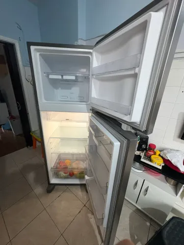 Vendo uma geladeira Brastemp semi nova