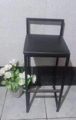 banqueta alta bem reforçada