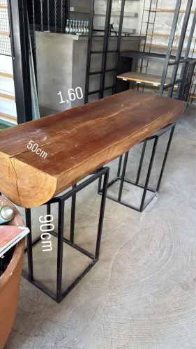 Arara e mesa ambos com roda feitos de metalon e madeira