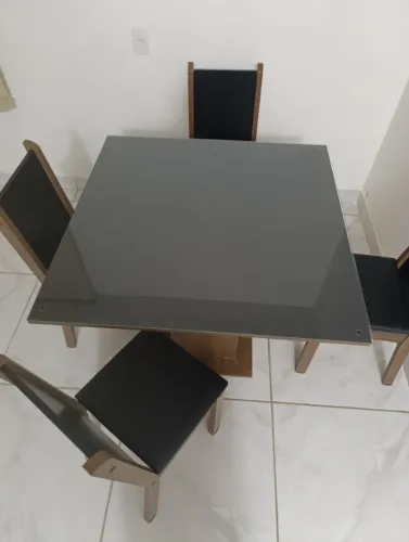 Mêsa de jantar em MDF, tampos em MDF e vidro transparente, 4 cadeira em MDF assento courin
