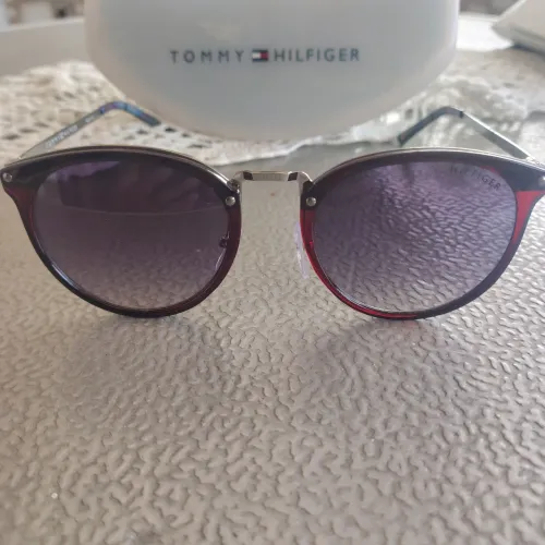 Óculos de Sol, feminino, marca Tommy Hilfiger, novo, original, importado, lentes escuras.