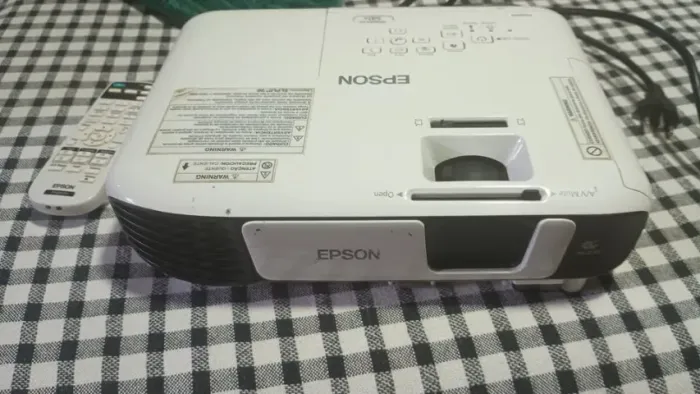 O Projetor Epson PowerLite S41+ é portátil e confiável, com alto brilho. Possui tecnologia