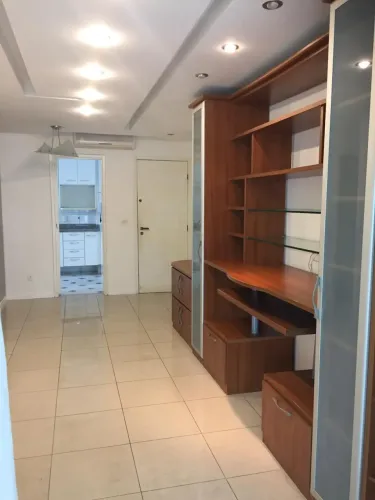 EXCELENTE 3 QUARTOS, PRÓXIMO AO BARRA WORLD, VARANDÃO, ARMÁRIOS, VAGA, OPORTUNIDADE!!!!