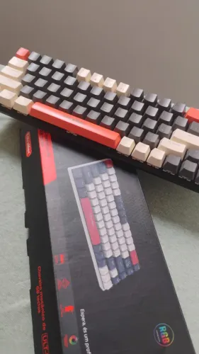 TECLADO MECÂNICO, TAMANHO 60% SEM DEFEITO NENHUM.