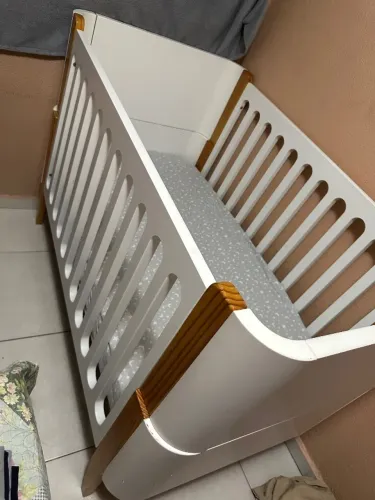 Berço branco de madeira