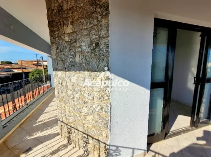 Casa para alugar com 03 quartos sendo 02 suítes no bairro Loteamento Industrial em Santa B