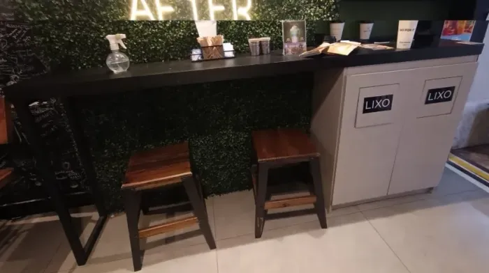 Bancada de Apoio para Cafeteria com Módulo de Lixeira Embutida + 2 bancos