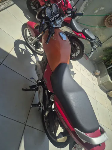 Suzuki EN 125 Yes - Vermelha | Baixa Quilometragem e Excelente Estado!