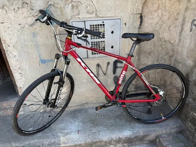 Bicicleta Vermelha com Rodas Esportivas
