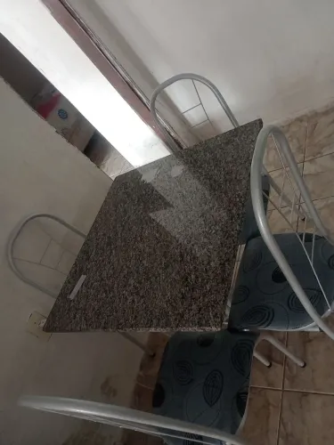 Mesa de Jantar de Mármore com 4 cadeiras nenhuma marca de uso estar nova