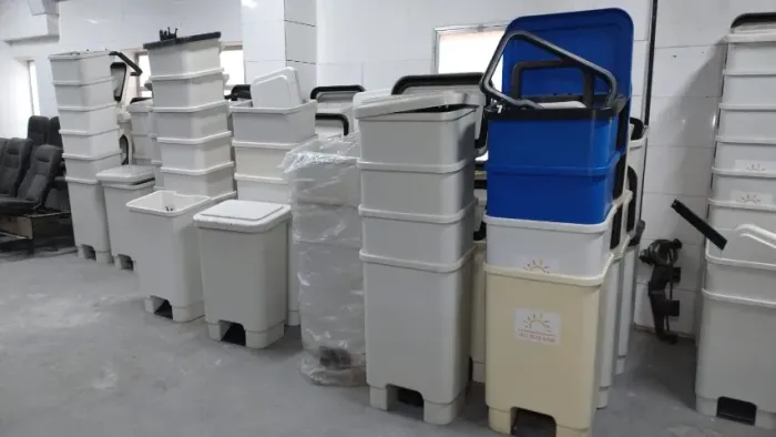 Lixeiras com pedal de 200ltrs branca em Ótimo estado 76 disponíveis valor Unitário
