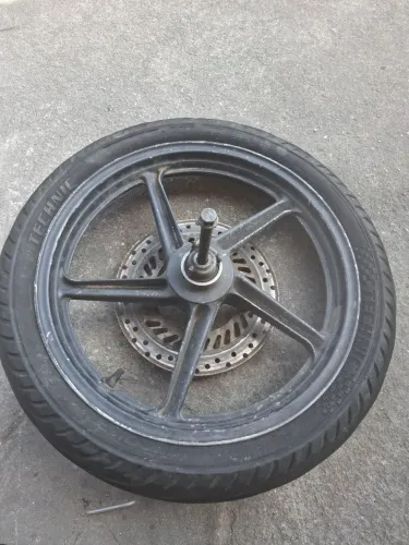 1 roda 17 dianteira cb 300 pra sair logo 300 reias.