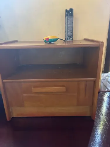Mesa de cabeceira em madeira