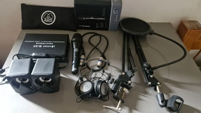 Kit completo áudio Kit Estúdio Completo de Gravação e Podcast - AKG + Interface 24-bit
