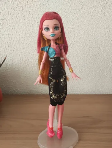 Boneca Monster High New Scaremester Gigi Grant + Look básica