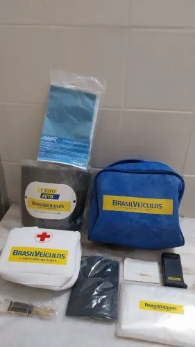 Kit da Brasil auto contendo necessaire e diversos itens
