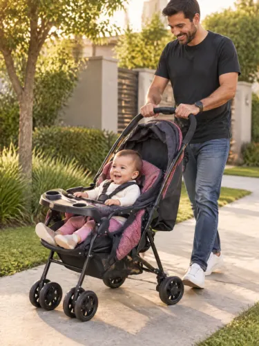 Carrinho de Bebê Preto Cosco com bebe Conforto