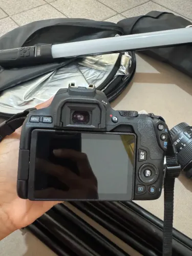 Vendo Canon SL3 com acessórios.