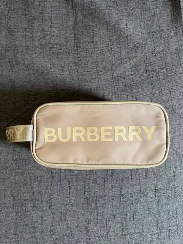 Necessaire Burberry.