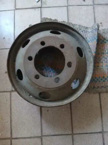 Vendo roda de caminhão