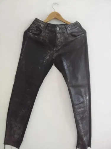 calça preta metalizada marca john john. excelente n° 40