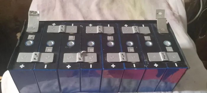 Bateria lifepo4 24v ou em 12V com 8 células de 100ap cada ( nova)