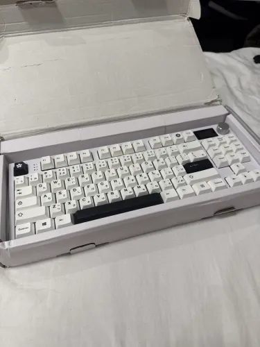 Teclado k86 com keycaps extras 