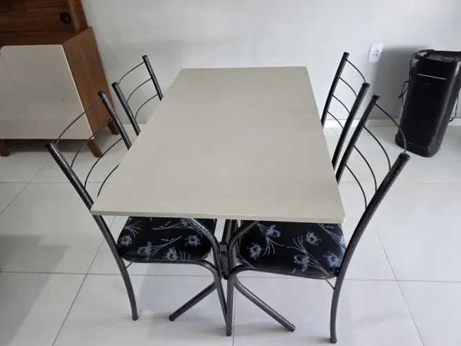 MESA MDF 4 CADEIRAS NOVA