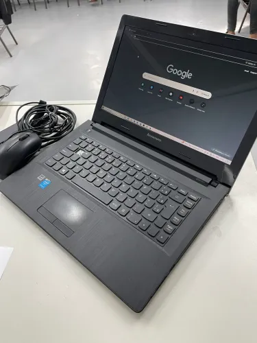 Notebook, Impressora e mesa de escritório.