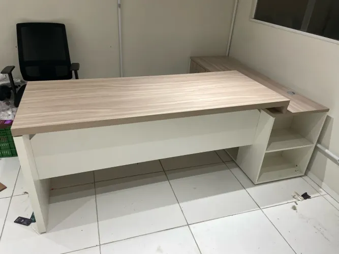 Vende-se mesa de escritório com móvel