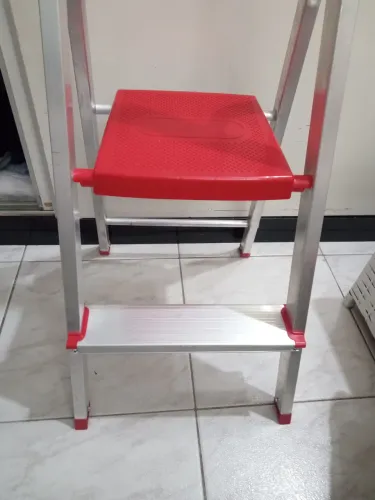 Escada 2 degraus em alumínio, comprimento total 93 cm ,nova fora da embalagem