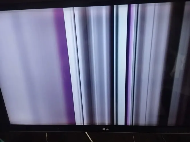 Vendo 3 tv .  LG 42", LG 42" e Samsung 32". A primeira só com som e listras . Telas OK