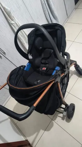 Carrinho de bebê com bebê conforto