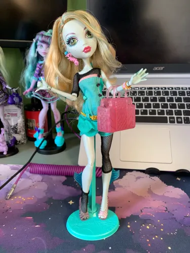 Lagoona Schouls out monster high