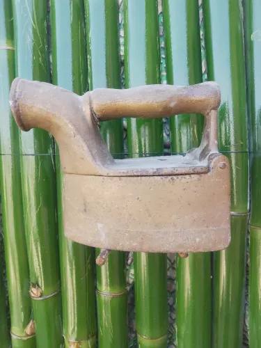 Ferro de passar antigo