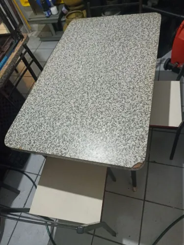 Mesa madeira formicada com 4 cadeiras.