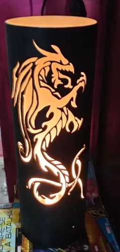 Luminária Abajur Artesanal em madeira - Desenho Dragão Vazado - Decoração Rústica