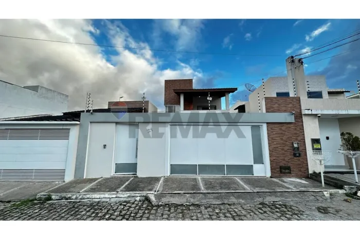 VENDO: Linda Casa com 3 amplas suítes