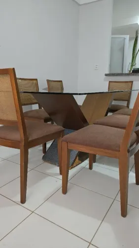 Mesa de Jantar 200x90cm Tampo de Vidro, 8 Cadeira Estofadas. <br>1.300,00.