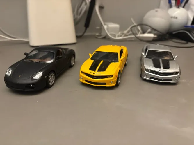 3 carros de brinquedo